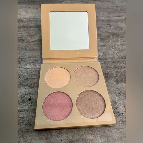 ✨ Lunar Beauty Moonshroom Highlighter Palette by Manny MUA - 13 g / 0.46 oz - Picture 3 of 6